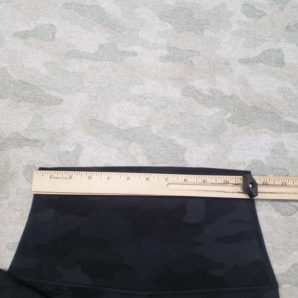 Lululemon Shorts Womens 6 Gray Camo Bike Pull On Gym Fitness Yoga - Picture 4 of 8